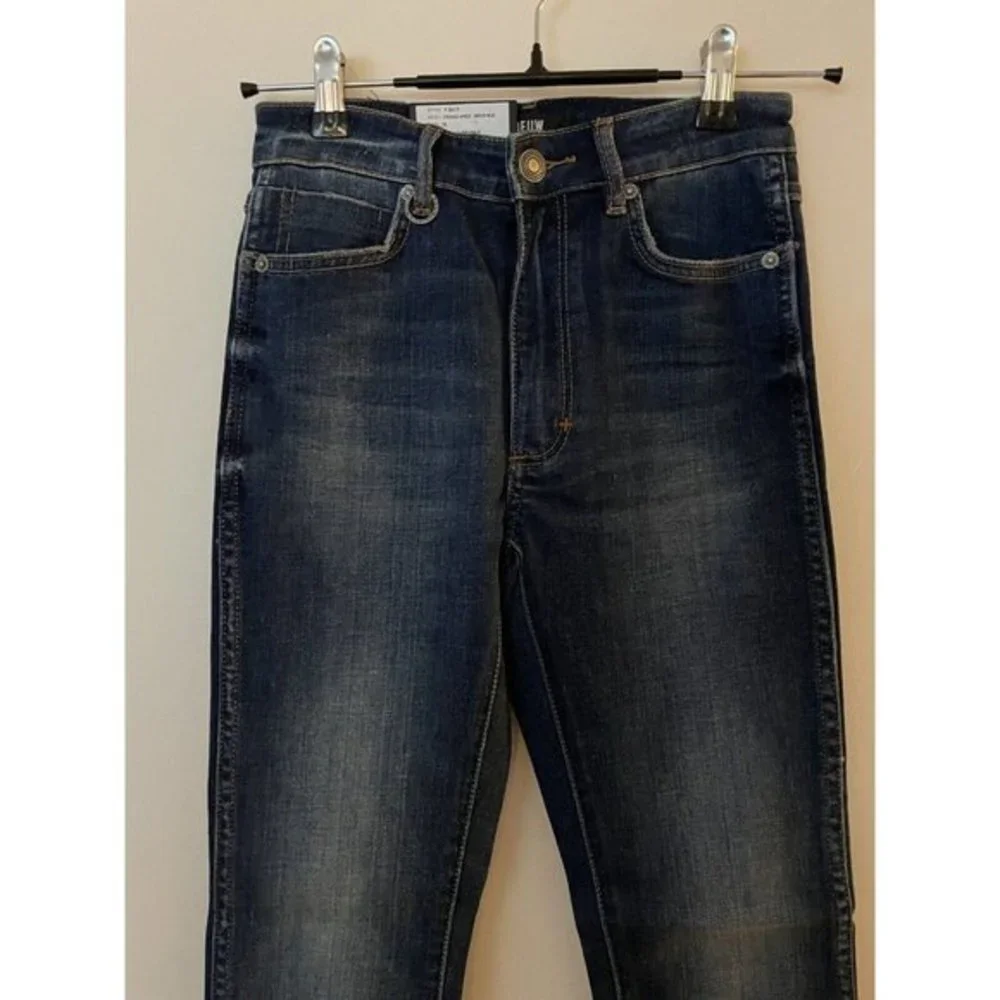 NWT Neuw Mid Rise Skinny Berlin Blue Jean Women’s Size 25” Faded Slight Distress